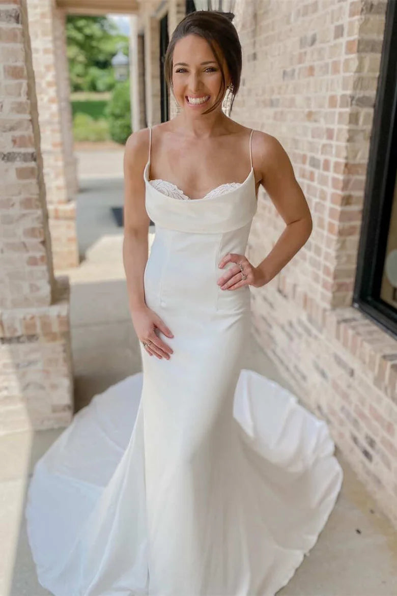 Vestido de novia largo estilo sirena con tirantes finos y cuello redondo y espalda abierta